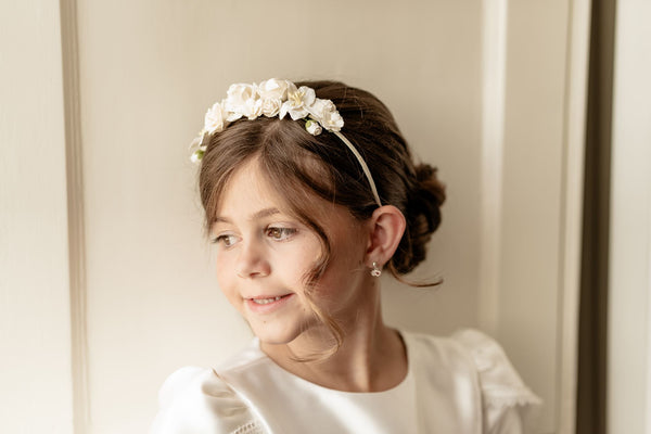 Holy Communion flower crown, First Communion flower crown, girls Communion flower crown, white Communion flower crown, ivory Communion flower crown, floral Communion headpiece, Communion floral crown, Communion flower headpiece, Communion hair accessories, Communion hair accessories Ireland, Communion headpiece Ireland, handmade Communion flower crown, handmade Communion headpiece Ireland, luxury Communion flower crown, girls floral headpiece, white flower crown for girls, ivory flower crown for girls, 